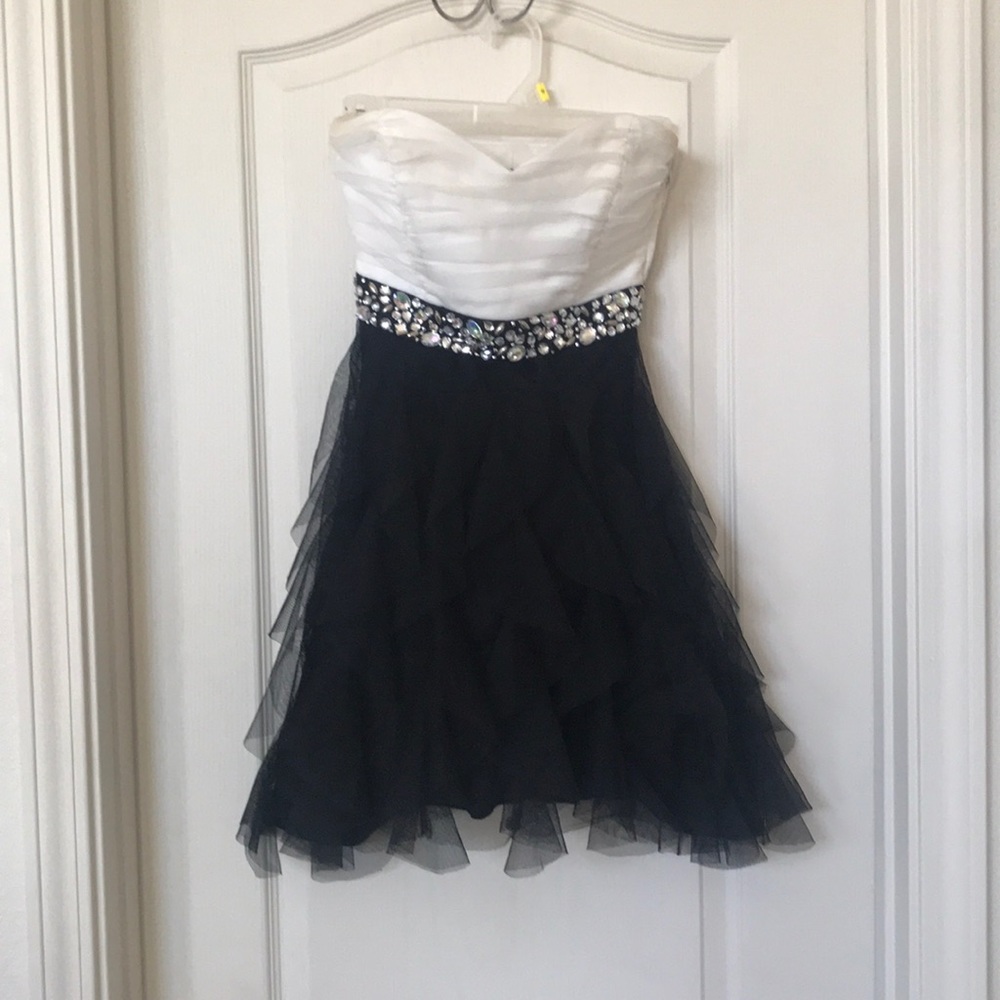 Black/white sleeveless prom dress
